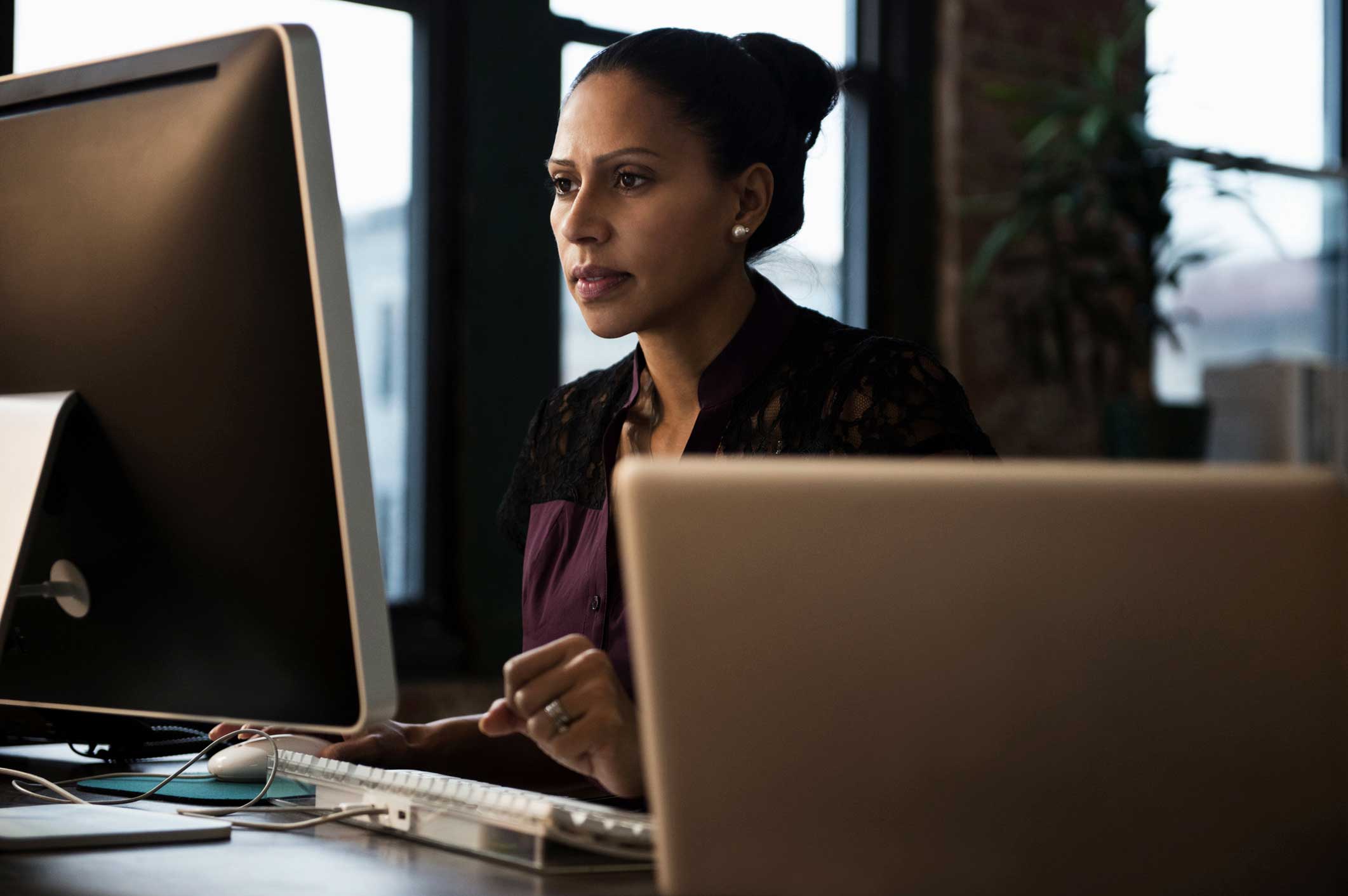 Hispanic-businesswoman-using-computer-in-office
